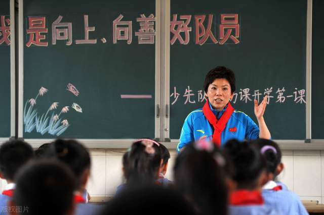扒开胸罩露出奶